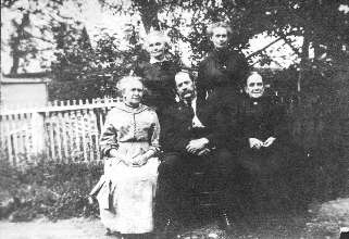 About 1915
Standing L-R: Cora A (Hempstead) Smith, Unknown
seated L-R: Helen Ann (Hempstead), Charles S. Pike Sr., Jane (Pike) Regan